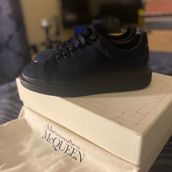 ALEXANDER MCQUEEN
Blue Velour Oversized Daim